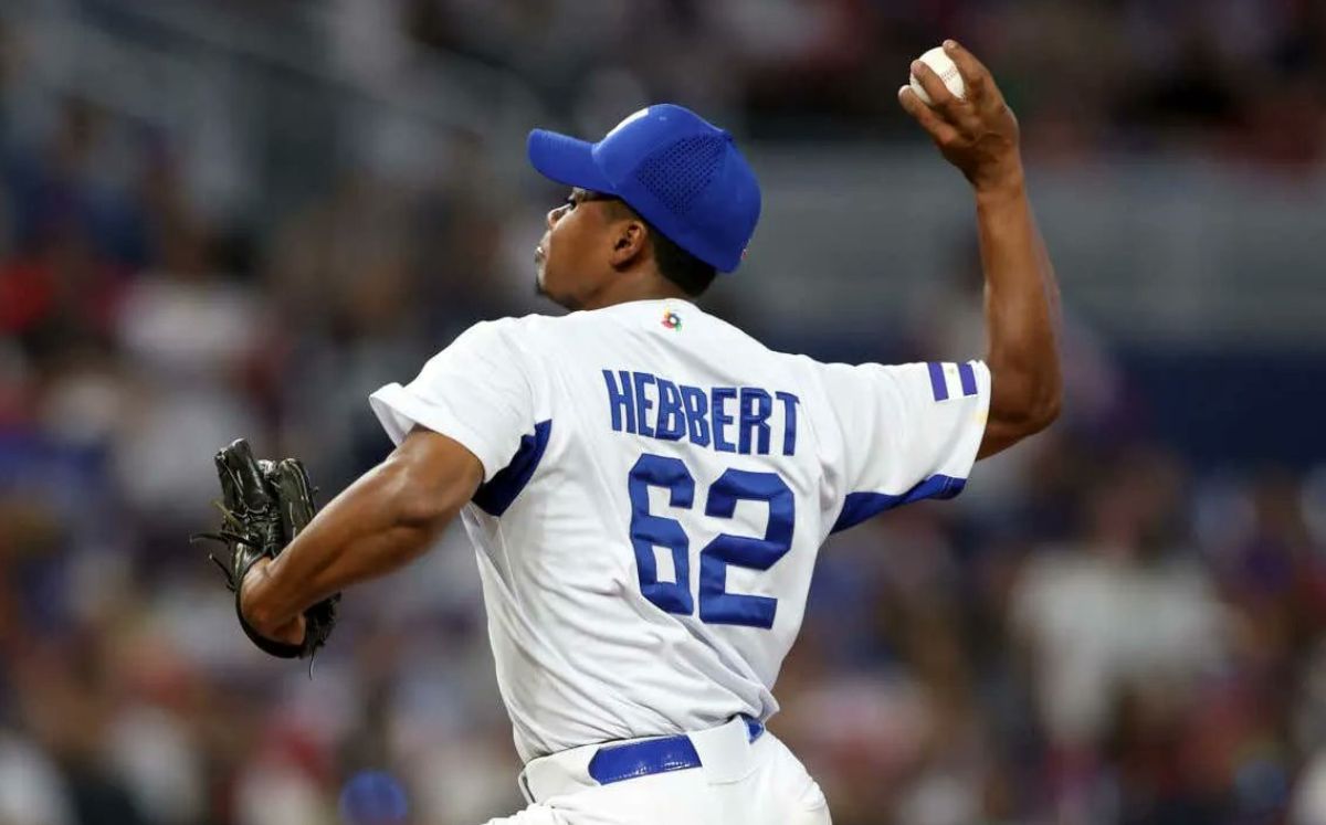 Clásico Mundial Pitcher de Nicaragua firma una hora después de lanzar