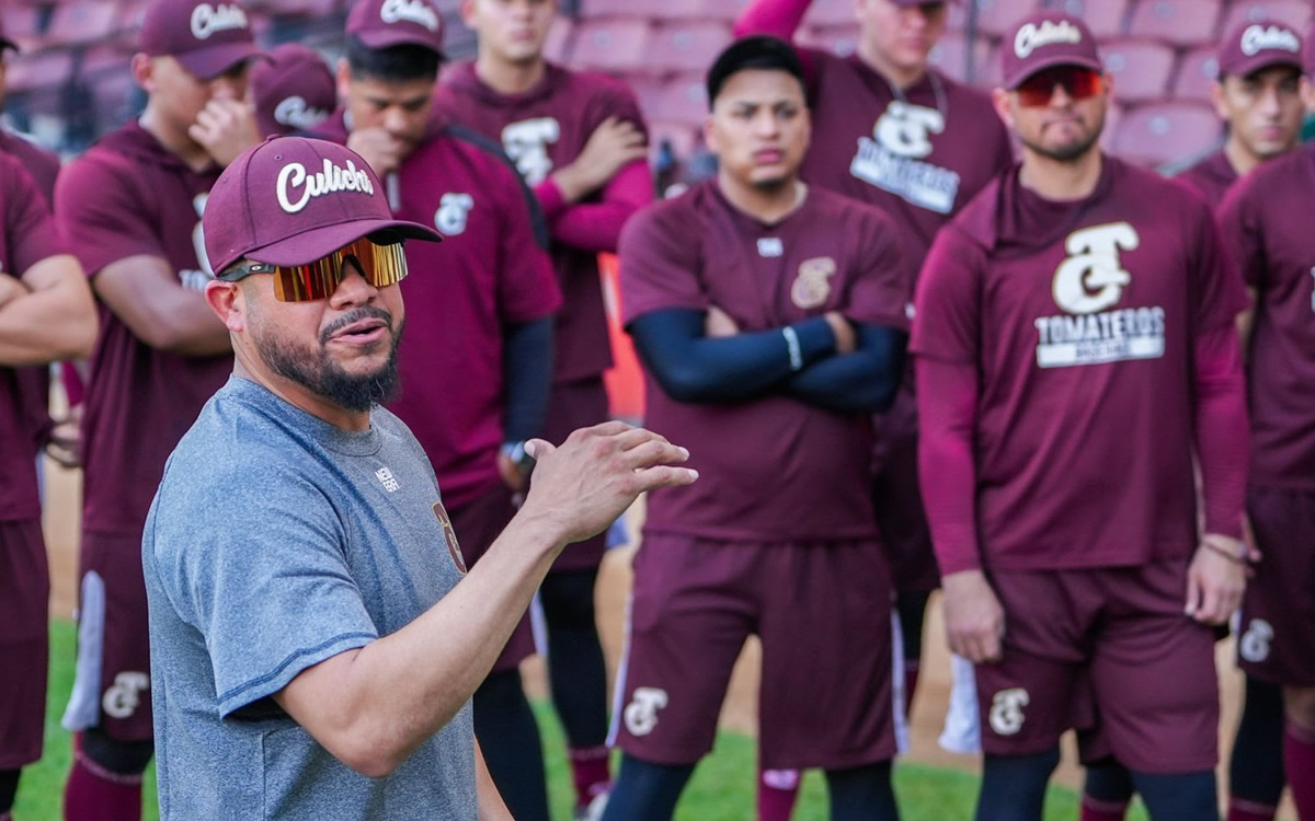 Se presenta Alfredo Amézaga a pretemporada de los Tomateros Séptima