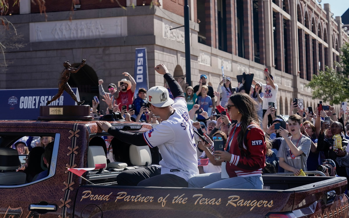 ¡Gran fiesta! Los Rangers tienen su ansiado desfile de campeones