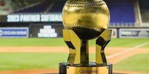 El trofeo espera un flamante campeón en la Serie del Caribe 2024. (X: @beisboldecaribe)