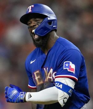 Adolis García y Rangers evitan arbitraje con acuerdo de dos años (AP)