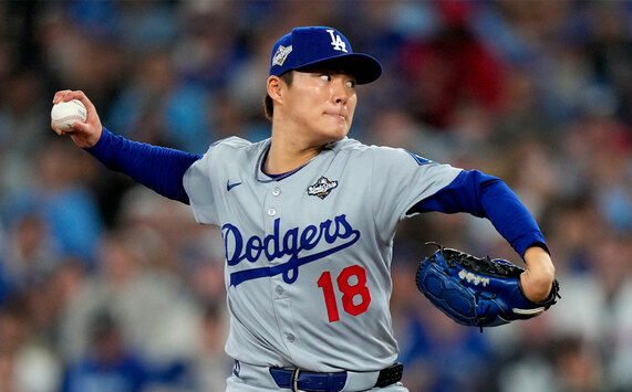 Yoshinobu Yamamoto lanzó el 1er juego completo en Serie Mundial desde 2015. (AP)