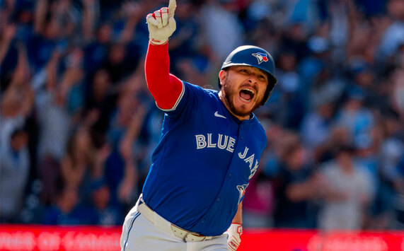 Alejandro Kirk se ha convertido en uno de los mejores receptores defensivos en MLB. (X: Blue Jays)