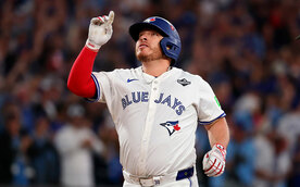 Alejandro Kirk siguió el consejo de papá para ser en el 1er catcher de México en Serie Mundial. (MLB.com)