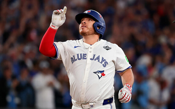 Alejandro Kirk siguió el consejo de papá para ser en el 1er catcher de México en Serie Mundial. (MLB.com)