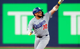 Miguel Rojas dio el jonrón que empató y provocó la victoria de Dodgers en la Serie Mundial. (MLB.com)