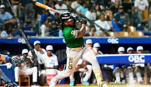 Eguy Rosario olvidó tomar primera base tras 4 pitcheos malos en LIDOM. (X: EOBASEBALLLUB)