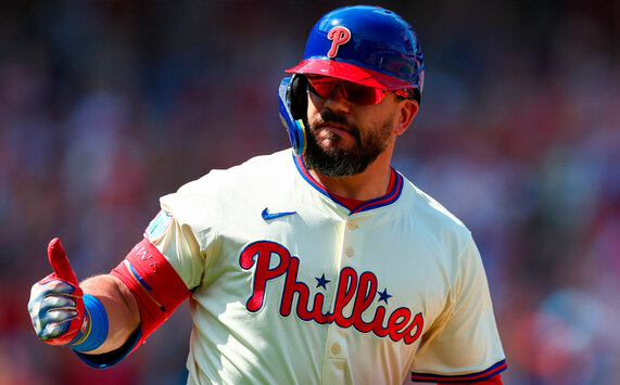 Kyle Schwarber aseguró su permanencia con Phillies hasta 2030. (MLB.com)