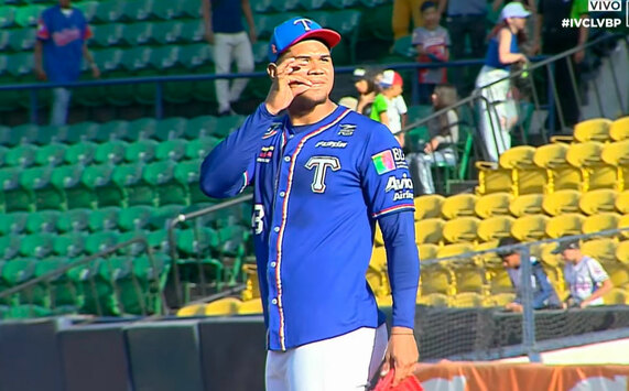 Edgardo Henríquez festeja la victoria de Tiburones ante Bravos el 14Dic en la LVBP. (Especial)