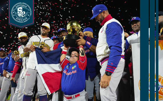 Valentín Burgos, el famoso "Chevale" festeja su segundo título en la Serie del Caribe. (Cortesía)
