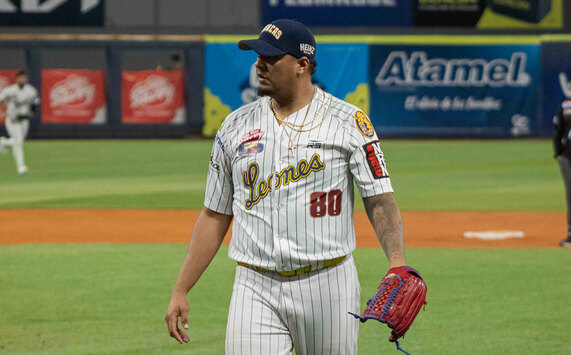 Carlos Hernández, pitcher de los Leones del Caracas, durante la LVBP 2025/26. (Cortesía)