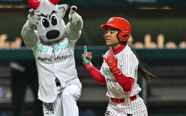 Leannelys Zayas celebra uno de 3 jonrones para Diablos Femenil ante Sultanes Femenil. (Cortesía)