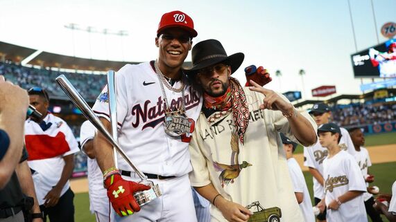 Bad Bunny fue personalmente a felicitar a Juan Soto. (@Cut4)
