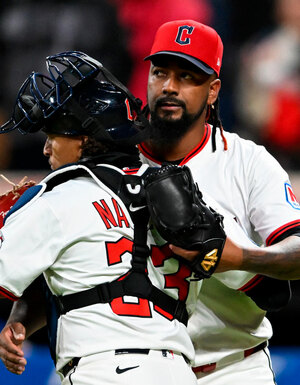 Emmanuel Clase podría enfrentar 65 años de prisión por distintos cargos. (MLB.com)