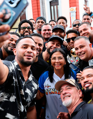 Jugadores del Magallanes y Delcy Rodríguez celebraron el título de la Serie de las Américas 2026. (Especial)