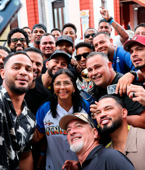 Jugadores del Magallanes y Delcy Rodríguez celebraron el título de la Serie de las Américas 2026. (Especial)
