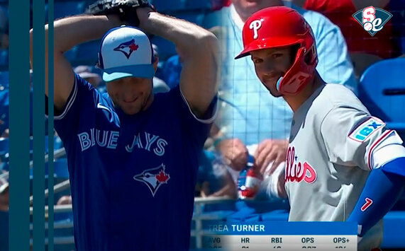 Trea Turner retó un clarísimo strike al primer lanzamiento que hizo Max Scherzer. (Especial)