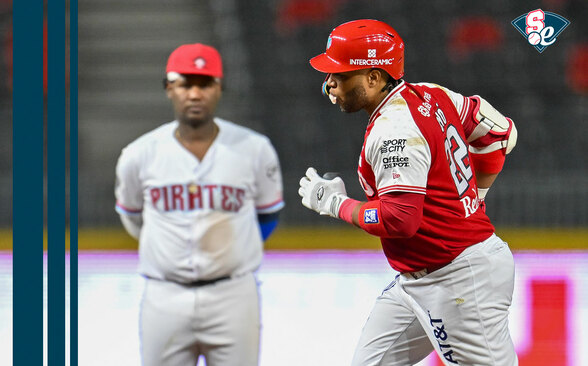 Juremi Profar (izq.) ve a Robinson Canó (der.) tras su jonrón en semifinales de la Baseball Champions League. (Cortesía)
