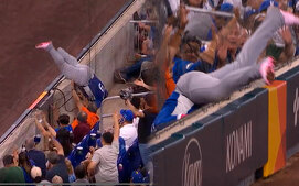 Emanuel Trujillo haciendo la gran atrapada del Nicaragua vs. Países Bajos en el Clásico Mundial 2026. (Especial)