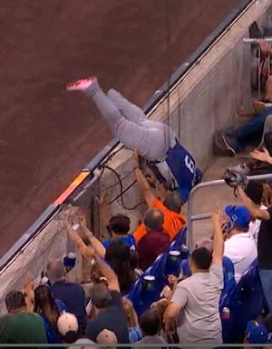 Emanuel Trujillo haciendo la gran atrapada del Nicaragua vs. Países Bajos en el Clásico Mundial 2026. (Especial)