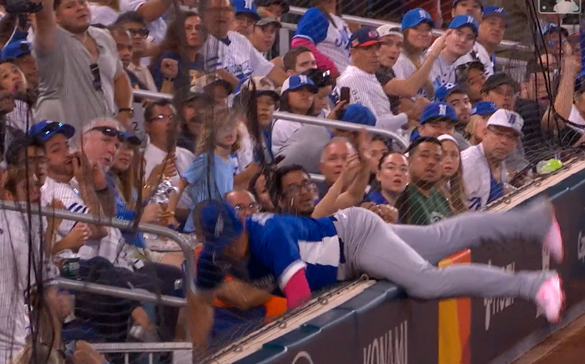 Emanuel Trujillo se lanza a las gradas para atrapar un batazo de foul durante el Nicaragua vs. Países Bajos del Clásico Mundial de Béisbol 2026.