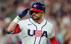 Kyle Schwarber con el festejo militar de Estados Unidos en el Clásico Mundial de Béisbol 2026. (MLB.com)