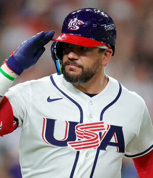 Kyle Schwarber con el festejo militar de Estados Unidos en el Clásico Mundial de Béisbol 2026. (MLB.com)