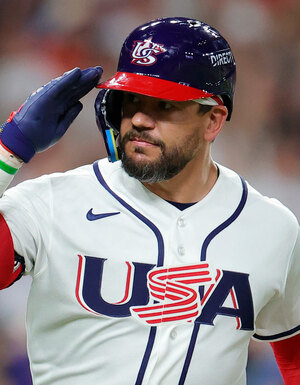 Kyle Schwarber con el festejo militar de Estados Unidos en el Clásico Mundial de Béisbol 2026. (MLB.com)