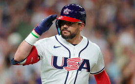 Kyle Schwarber con el festejo militar de Estados Unidos en el Clásico Mundial de Béisbol 2026. (MLB.com)