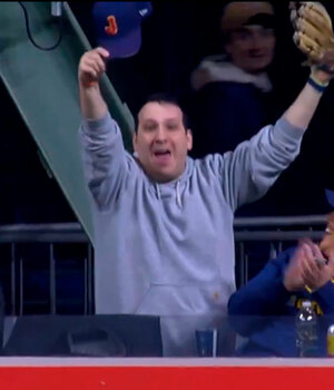 Aficionado atrapó dos jonrones en la serie inaugural Brewers vs. White Sox en la MLB 2026 (FOTO: Especial)