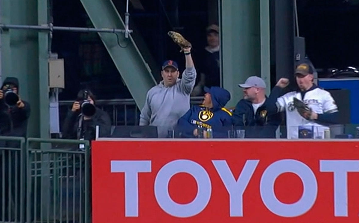 El aficionado que atrapó dos jonrones en juegos seguidos celebra su primera captura en el Opening Week de la MLB 2026.