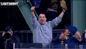 Aficionado atrapó dos jonrones en la serie inaugural Brewers vs. White Sox en la MLB 2026 (FOTO: Especial)