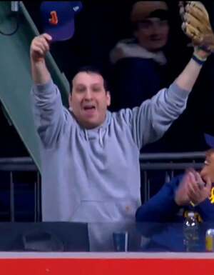 Aficionado atrapó dos jonrones en la serie inaugural Brewers vs. White Sox en la MLB 2026 (FOTO: Especial)