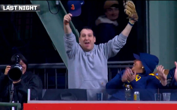 Aficionado atrapó dos jonrones en la serie inaugural Brewers vs. White Sox en la MLB 2026 (FOTO: Especial)