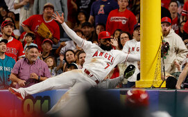Jo Adell robándose el 3er jonrón en el Angels vs. Mariners (FOTO: AP)