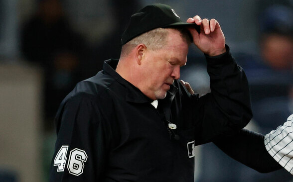 El umpire Ron Kulpa abandonó el juego Yankees vs. Marlins por el accidente (FOTO: AP)