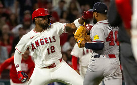 Jorge Soler y Reynaldo López durante su pelea en el Angels vs. Braves en la MLB 2026 (FOTO: AP)
