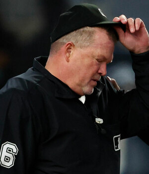 El umpire Ron Kulpa abandonó el juego Yankees vs. Marlins por el accidente (FOTO: AP)