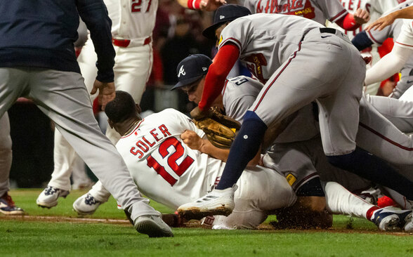Jorge Soler y Reynaldo López se enfrascaron en una pelea durante el Angels vs. Braves (FOTO: AP)