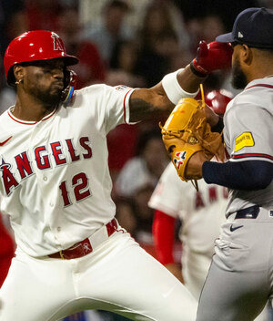 Jorge Soler y Reynaldo López durante su pelea en el Angels vs. Braves en la MLB 2026 (FOTO: AP)