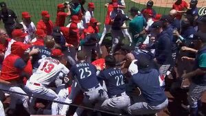 La pelea entre Angels y Mariners duró varios minutos. (Captura de pantalla)