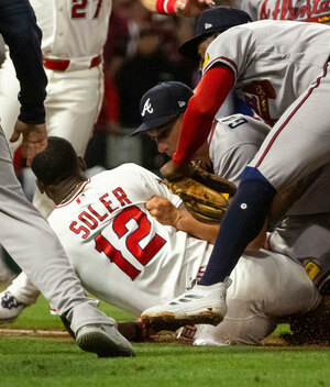Jorge Soler y Reynaldo López se enfrascaron en una pelea durante el Angels vs. Braves (FOTO: AP)