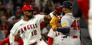 Jorge Soler y Reynaldo López durante su pelea en el Angels vs. Braves en la MLB 2026 (FOTO: AP)