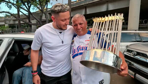 Miguel Rojas y su padre con el trofeo de los Dodgers de la Serie Mundial 2024 (FOTO: Captura de pantalla)