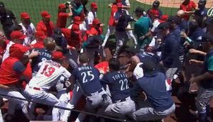 La pelea entre Angels y Mariners duró varios minutos. (Captura de pantalla)
