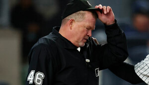 El umpire Ron Kulpa abandonó el juego Yankees vs. Marlins por el accidente (FOTO: AP)