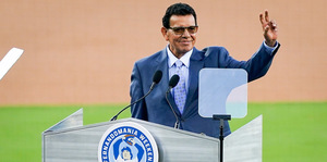 ¡Fernando Valenzuela es una leyenda!! El #34 ha sido retirado por los