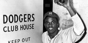 Jackie Robinson entrando por primera vez al vestidor de los Dodgers. Foto: @OTBaseballPhoto