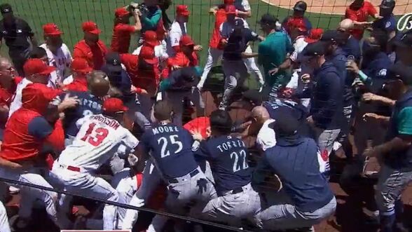 La pelea entre Angels y Mariners duró varios minutos. (Captura de pantalla)