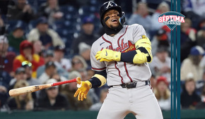 ¡Qué susto! Ronald Acuña es golpeado pero no hay lesión